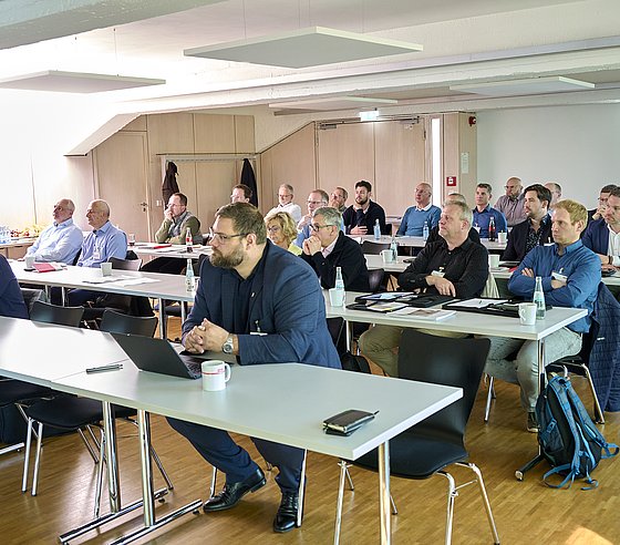 gespannt lauscht das Auditorium den Fachvorträgen