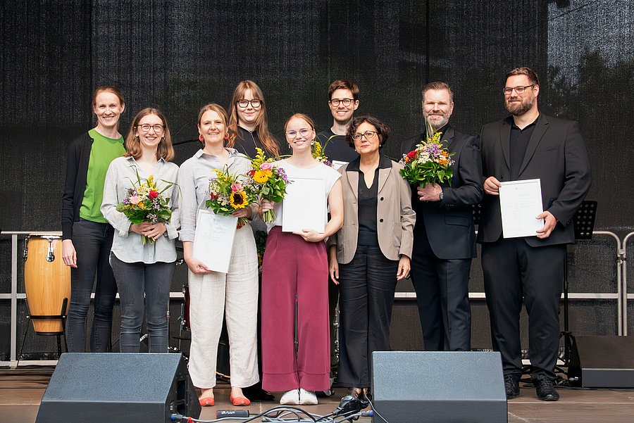 Die Preisträger*innen des Nachhaltigkeitspreises 2025 der BUW (v.l.n.r.): Nachhaltigkeitsreferentin Julia Schumacher, Dana Braß, Prof. Dr. Theda Radtke, Kristin Krebs, Aileen Richter, Julius Merkens, Prorektorin Prof. Dr. Rita Casale, Dr. Michael Blüm und Prof. Dr. Arne Röttger. // Foto Friederike von Heyden